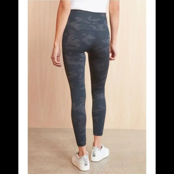 Spanx Look At Me Now Seamless Leggings Black Camo Size Small - Picture 2 of 6